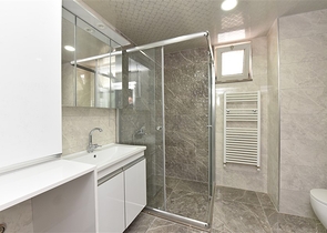 منزل عائلي - دوبلكس 5 غرف وصالة - في مركز الانيا 