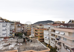 منزل عائلي - دوبلكس 5 غرف وصالة - في مركز الانيا 