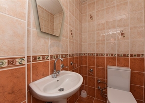 منزل عائلي - دوبلكس 5 غرف وصالة - في مركز الانيا 