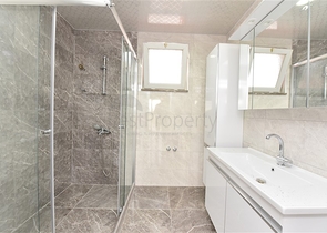 منزل عائلي - دوبلكس 5 غرف وصالة - في مركز الانيا 