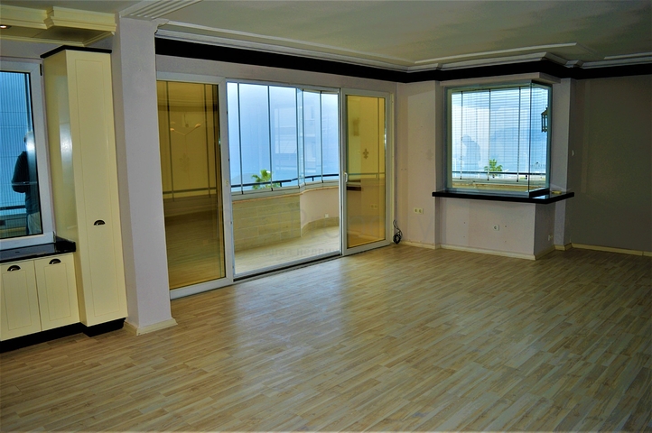 على البحر مباشرة - شقة غرفتين وصالة - في مهموتلار /الانيا 