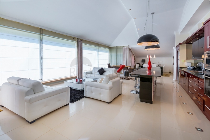 اطلالة مباشرة على البحر - منزل فاخر - دوبلكس تصميم 4 غرف وصالة - في كاستل / الانيا 