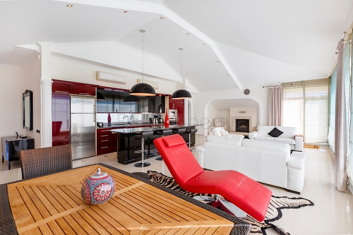 اطلالة مباشرة على البحر - منزل فاخر - دوبلكس تصميم 4 غرف وصالة - في كاستل / الانيا 