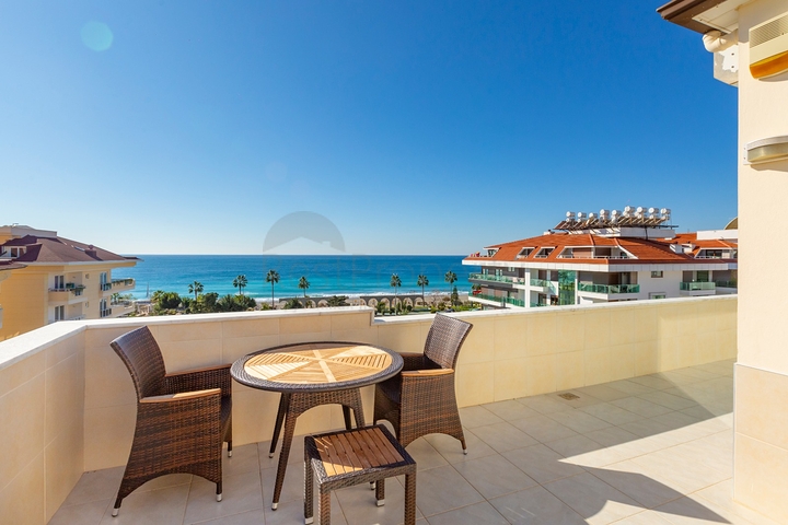 اطلالة مباشرة على البحر - منزل فاخر - دوبلكس تصميم 4 غرف وصالة - في كاستل / الانيا 