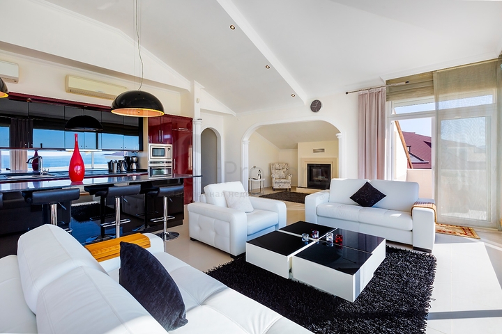 اطلالة مباشرة على البحر - منزل فاخر - دوبلكس تصميم 4 غرف وصالة - في كاستل / الانيا 