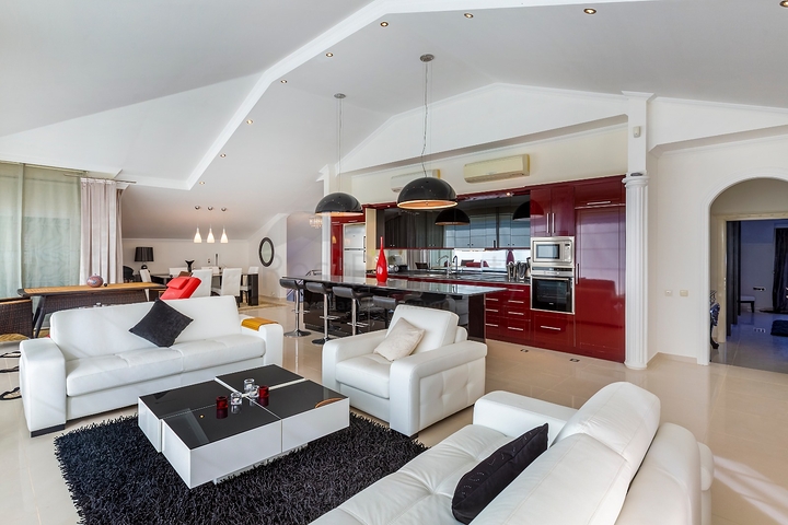 اطلالة مباشرة على البحر - منزل فاخر - دوبلكس تصميم 4 غرف وصالة - في كاستل / الانيا 