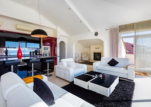 اطلالة مباشرة على البحر - منزل فاخر - دوبلكس تصميم 4 غرف وصالة - في كاستل / الانيا 