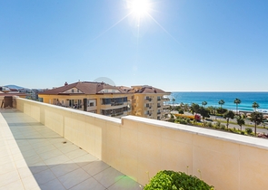 اطلالة مباشرة على البحر - منزل فاخر - دوبلكس تصميم 4 غرف وصالة - في كاستل / الانيا 