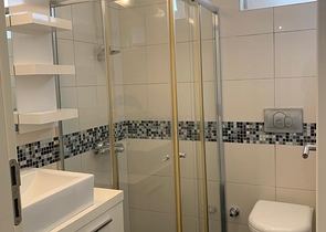 شقة 2 غرفة وصالة - ضمن مجمع باطلالة ساحرة على البحر - في كوناكليه / الانيا 