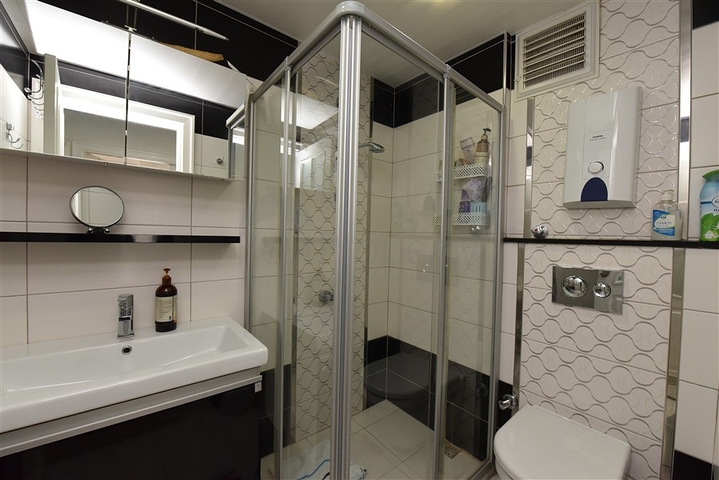 ضمن اول صف على البحر - شقة غرفة وصالة -مجمع حديث - في كاستل / الانيا 