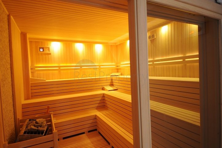 ضمن اول صف على البحر - شقة غرفة وصالة -مجمع حديث - في كاستل / الانيا 