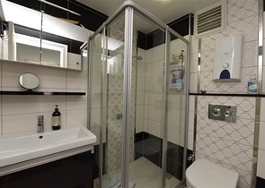 ضمن اول صف على البحر - شقة غرفة وصالة -مجمع حديث - في كاستل / الانيا 