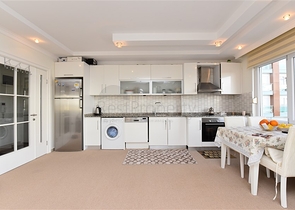 ضمن اول صف على البحر - شقة غرفة وصالة -مجمع حديث - في كاستل / الانيا 