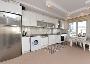 ضمن اول صف على البحر - شقة غرفة وصالة -مجمع حديث - في كاستل / الانيا 