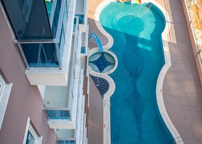 ضمن مجمع سكني متكامل - شقة 2 غرفة وصالة - في مهموتلار / الانيا 