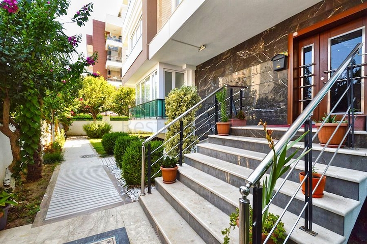 شقة بنتهاوس 3 + 1 على مسافة قريبة من البحر في كونيالتي