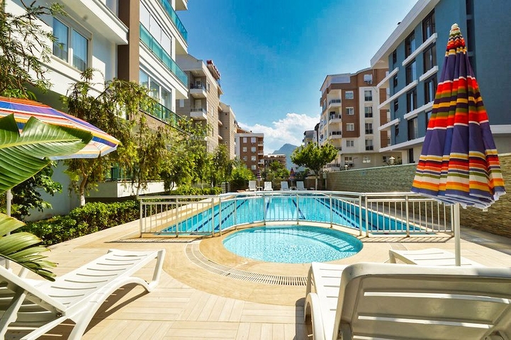 شقة بنتهاوس 3 + 1 على مسافة قريبة من البحر في كونيالتي