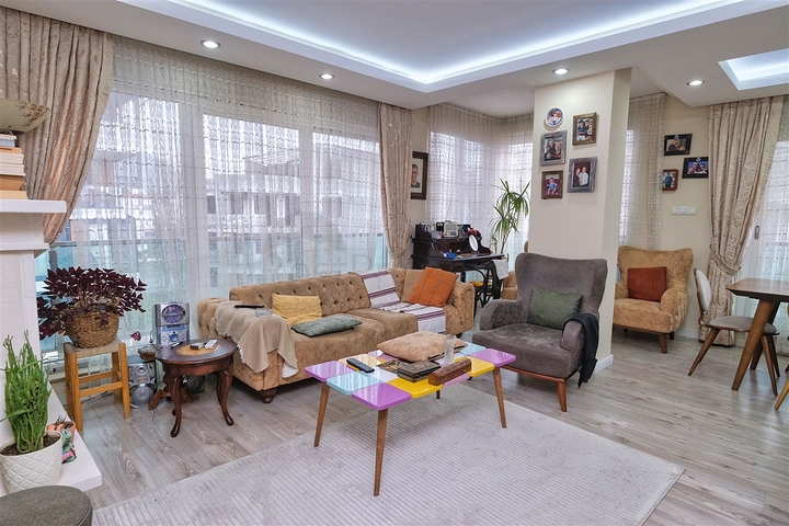 شقة بنتهاوس 3 + 1 على مسافة قريبة من البحر في كونيالتي