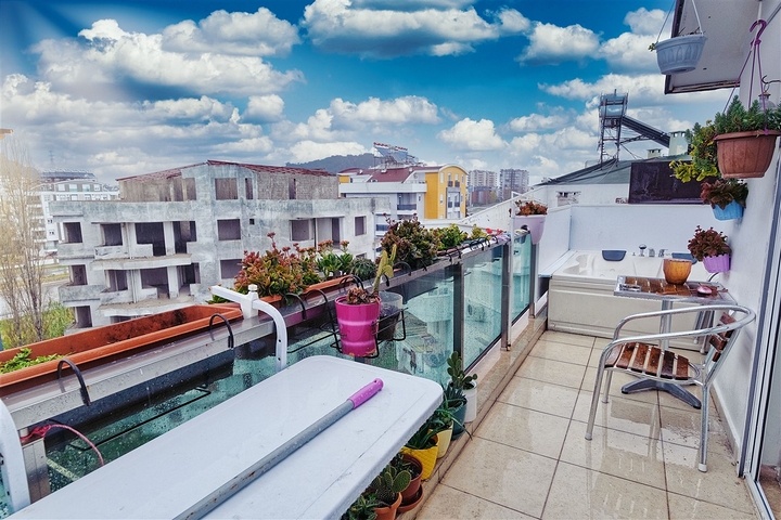 شقة بنتهاوس 3 + 1 على مسافة قريبة من البحر في كونيالتي