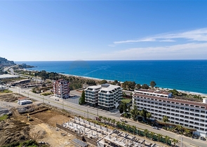 باطلالة بحرية - مجمع سكني مميز - قيد الانشاء - في كارجي جاك / الانيا 