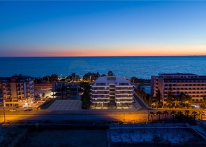 باطلالة بحرية - مجمع سكني مميز - قيد الانشاء - في كارجي جاك / الانيا 