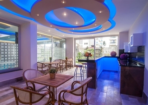 ضمن مجمع فاخر قريب من البحر -شقة 2 غرفة وصالة مفروشة - في كاستل / الانيا 