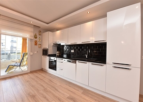 ضمن مجمع فاخر قريب من البحر -شقة 2 غرفة وصالة مفروشة - في كاستل / الانيا 