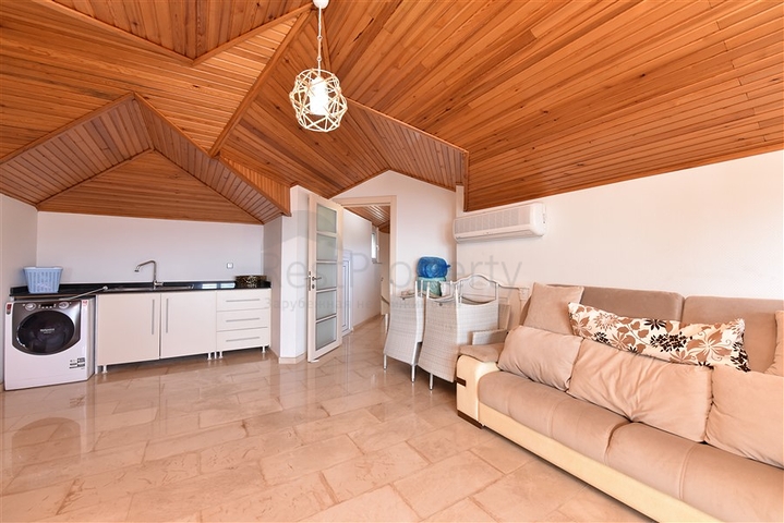 اطلالة بحر وقلعة - فيلا مستقلة - في مركز الانيا 