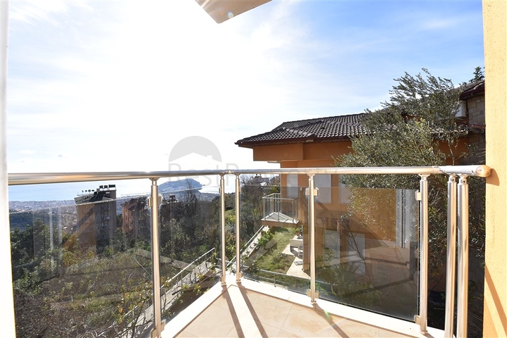 اطلالة بحر وقلعة - فيلا مستقلة - في مركز الانيا 