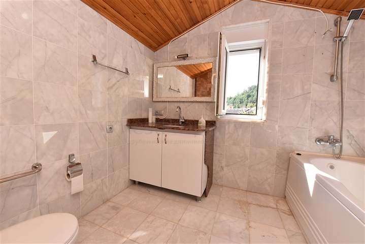 اطلالة بحر وقلعة - فيلا مستقلة - في مركز الانيا 