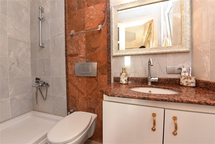 اطلالة بحر وقلعة - فيلا مستقلة - في مركز الانيا 