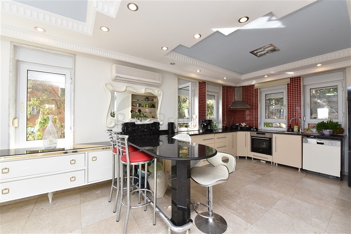 اطلالة بحر وقلعة - فيلا مستقلة - في مركز الانيا 