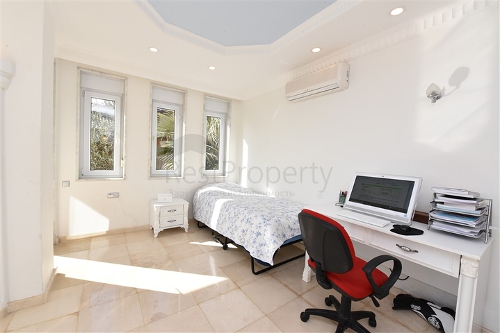 اطلالة بحر وقلعة - فيلا مستقلة - في مركز الانيا 