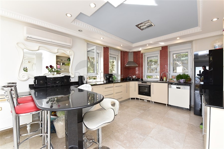 اطلالة بحر وقلعة - فيلا مستقلة - في مركز الانيا 