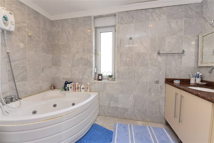 اطلالة بحر وقلعة - فيلا مستقلة - في مركز الانيا 