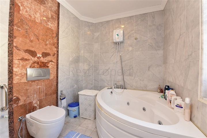 اطلالة بحر وقلعة - فيلا مستقلة - في مركز الانيا 