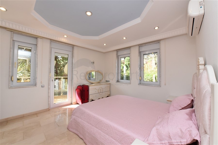 اطلالة بحر وقلعة - فيلا مستقلة - في مركز الانيا 