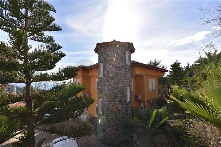 اطلالة بحر وقلعة - فيلا مستقلة - في مركز الانيا 