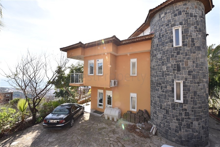 اطلالة بحر وقلعة - فيلا مستقلة - في مركز الانيا 