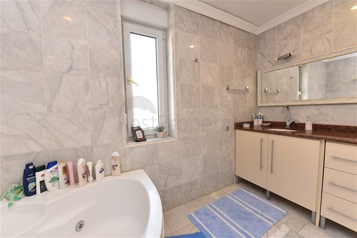 اطلالة بحر وقلعة - فيلا مستقلة - في مركز الانيا 