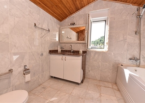 اطلالة بحر وقلعة - فيلا مستقلة - في مركز الانيا 