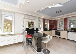 اطلالة بحر وقلعة - فيلا مستقلة - في مركز الانيا 