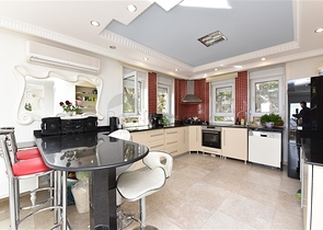 اطلالة بحر وقلعة - فيلا مستقلة - في مركز الانيا 