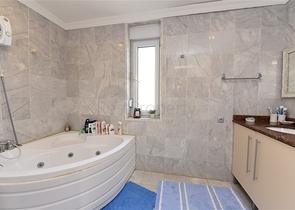 اطلالة بحر وقلعة - فيلا مستقلة - في مركز الانيا 