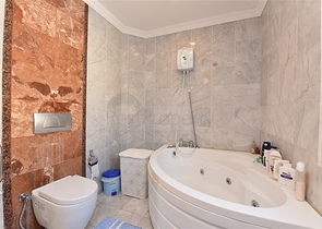 اطلالة بحر وقلعة - فيلا مستقلة - في مركز الانيا 