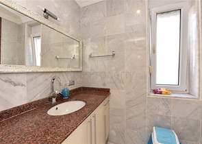 اطلالة بحر وقلعة - فيلا مستقلة - في مركز الانيا 