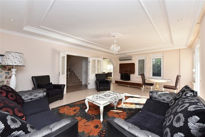 اطلالة بحر وقلعة - فيلا مستقلة - 4 غرف وصالة - في مركز الانيا 