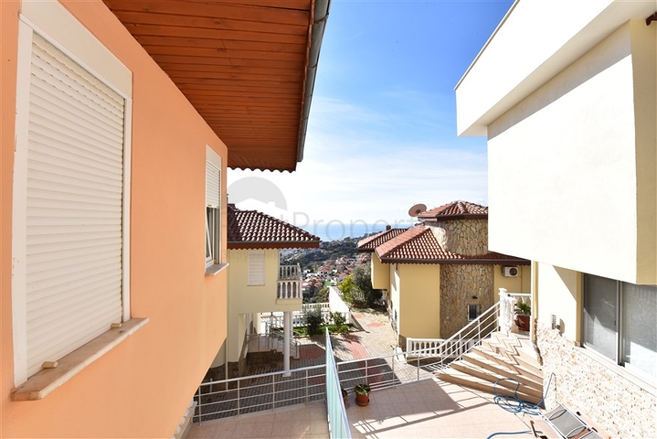 اطلالة بحر وقلعة - فيلا مستقلة - 4 غرف وصالة - في مركز الانيا 