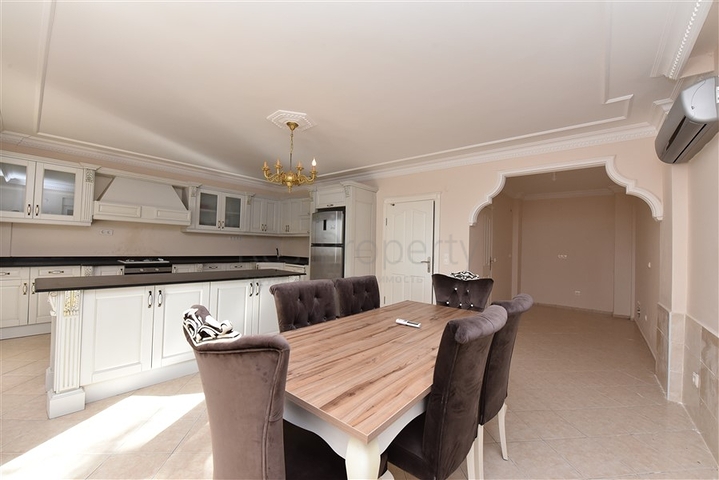 اطلالة بحر وقلعة - فيلا مستقلة - 4 غرف وصالة - في مركز الانيا 