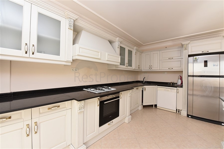 اطلالة بحر وقلعة - فيلا مستقلة - 4 غرف وصالة - في مركز الانيا 